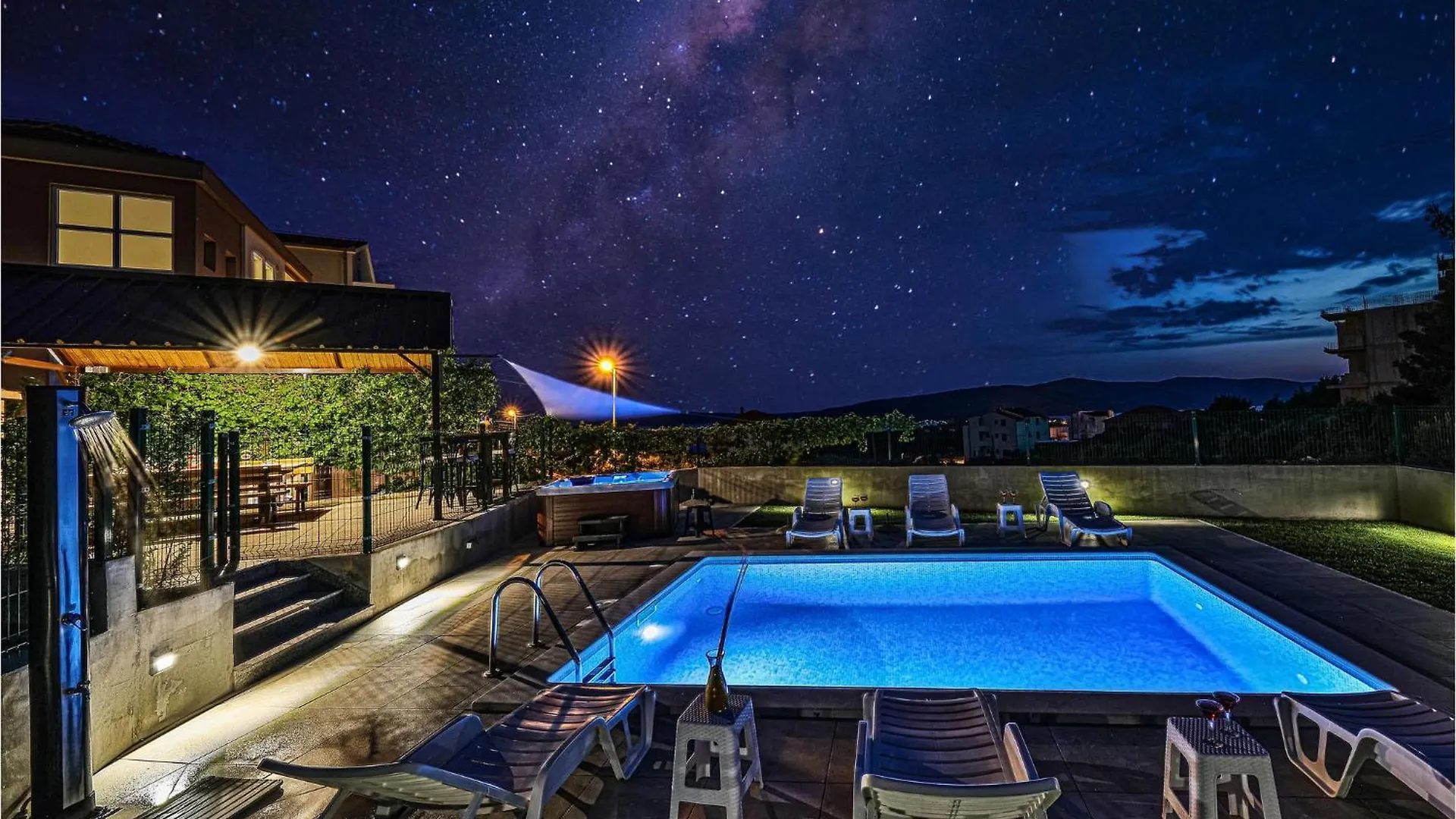 Semesterbostad Beautiful Home In Seget Donji With Jacuzzi Kroatien