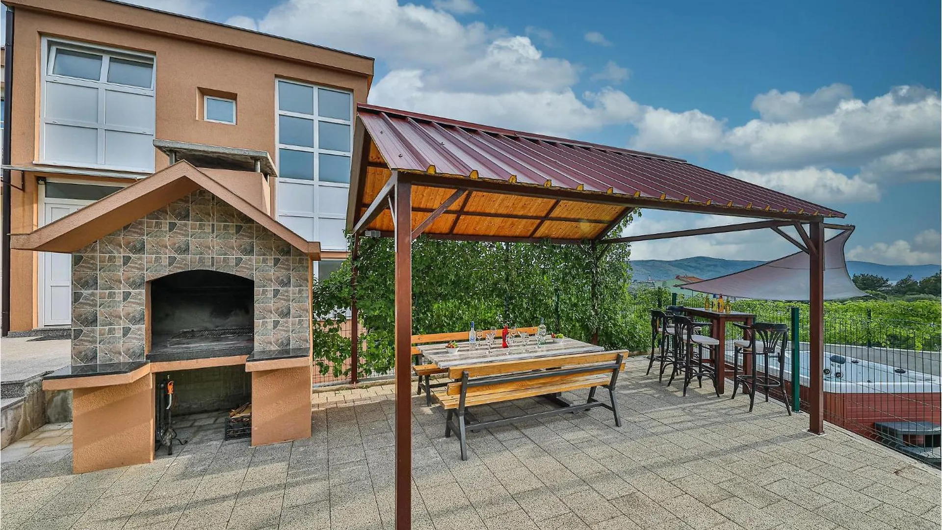 Beautiful Home In Seget Donji With Jacuzzi