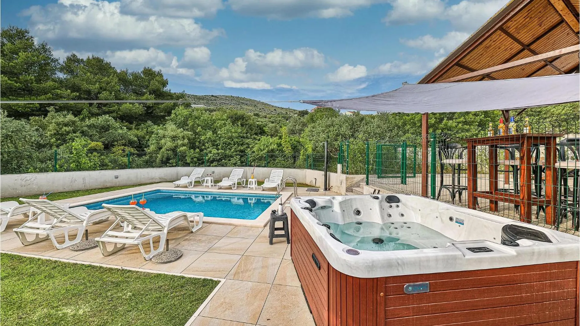 Beautiful Home In Seget Donji With Jacuzzi Holiday home